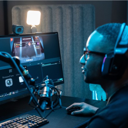 Logitech for Creators StreamCam - Webcam Premium per Streaming e Creazione Contenuti Video, Full HD 1080p 60 fps, Lente in Vetro Premium, Messa a Fuoco Automatica, USB, per PC, Mac. Grafite