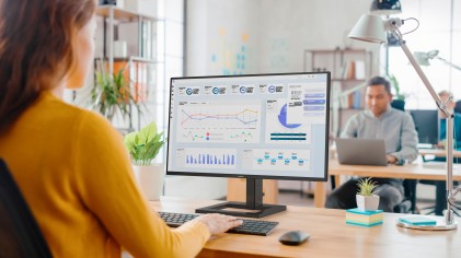 Philips Monitor 23,8 Led Ips 16:9 Fhd 4Ms 250 Cdm 100Hz, Reg Altezza, Usb-C Dock, Hdmi, Multimediale