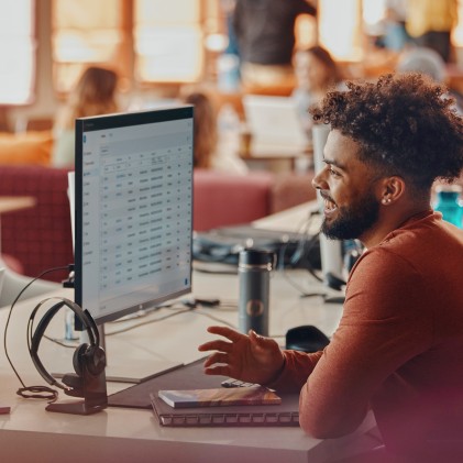 POLY Cuffie VFOCUS2 USB-A con supporto di ricarica