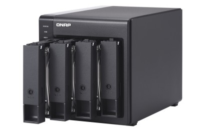 QNAP TR-004 contenitore di unità di archiviazione Box esterno HDD/SSD Nero 2.5/3.5"