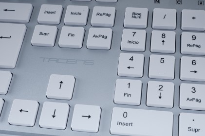 Tacens 6ZENITHWES tastiera Mouse incluso Casa/ufficio RF Wireless QWERTY Spagnolo Argento, Bianco