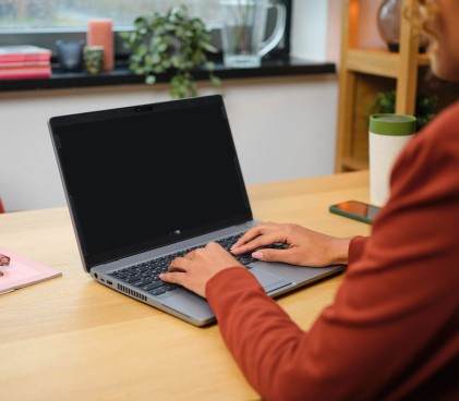 Filtro privacy Trust per laptop da 15,6" - Protezione dello schermo negli spazi pubblici - Angolo di visione di 60 gradi - Facile da posizionare e rimuovere