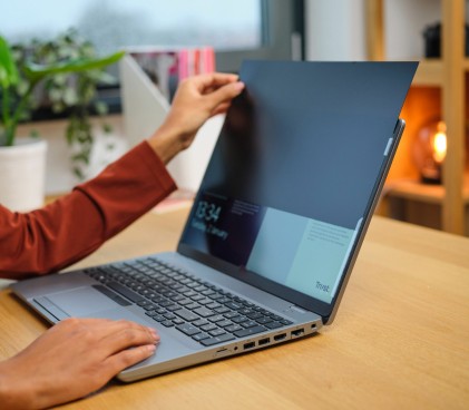 Filtro privacy Trust per laptop da 15,6" - Protezione dello schermo negli spazi pubblici - Angolo di visione di 60 gradi - Facile da posizionare e rimuovere