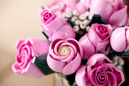 LEGO Botanicals Bouquet di Rose Rosa - Costruzioni per Adulti di Fiori Finti - Include 12 Rose Artificiali e 4 Rametti di Gipsofila per la Decorazione di Casa e Ufficio - Idea Regalo Fai da Te - 10374