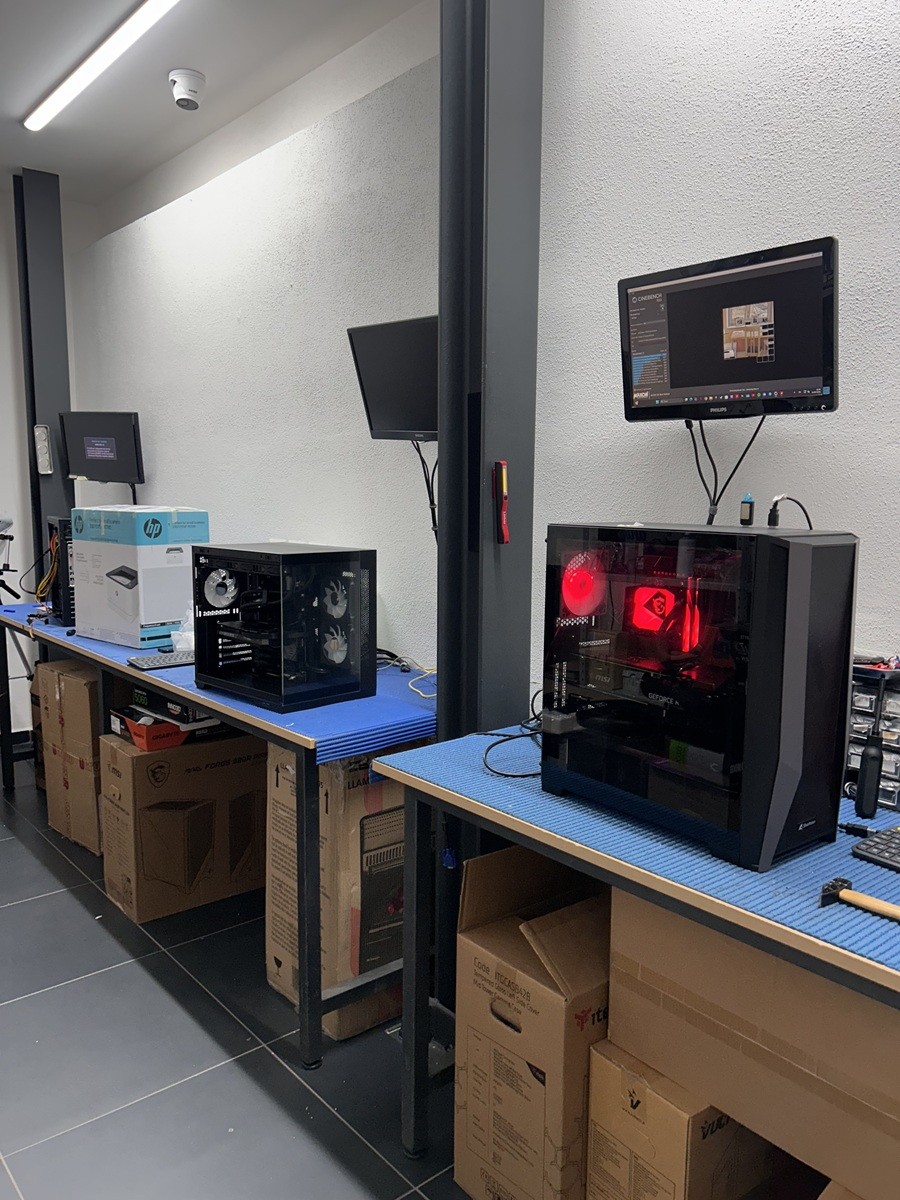 Laboratorio tecnico per l'assemblaggio dei PC EsseShop