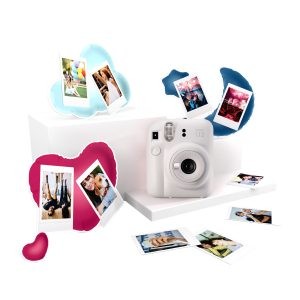 Fujifilm Pack Best Memories Instax Mini 12 Fotocamera istantanea Clay White + Pellicola Instax Mini 10 unità. + 3 cornici per foto - Dimensioni immagine 62x46 mm - Flash automatico - Esposizione automatica - Mini specchio per selfie - Modalità primo piano